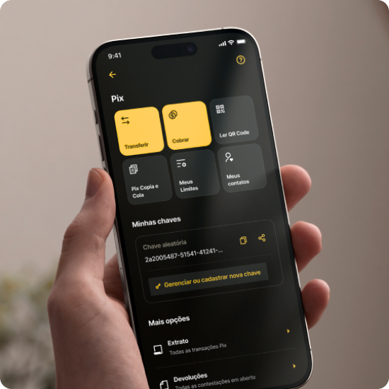 Pessoa segurando um celular com o aplicativo dmo banco digital 7Santas aberto na seÃ§Ã£o de PIX e transferÃªncias